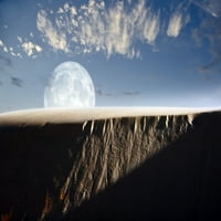 по-голямо от живота изображение на пълната луна, издигаща се над пясъчна дюна в Националния паметник на белите пясъци, Ню Мексико